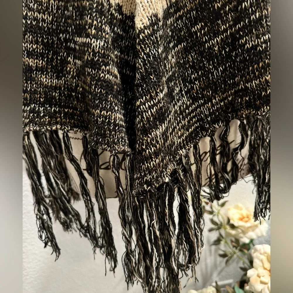 Anthropology Willow & Clay Fringe Hooded Poncho- size S - Picture 7 of 7